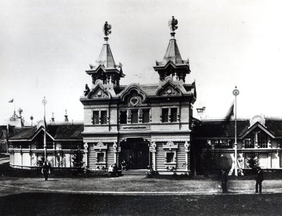 Paviljoen van de Liefdadigheidsinstellingen, All-Russische Tentoonstelling van Industrie en Kunst, Nizjni Novgorod, 1896 door Russian Photographer